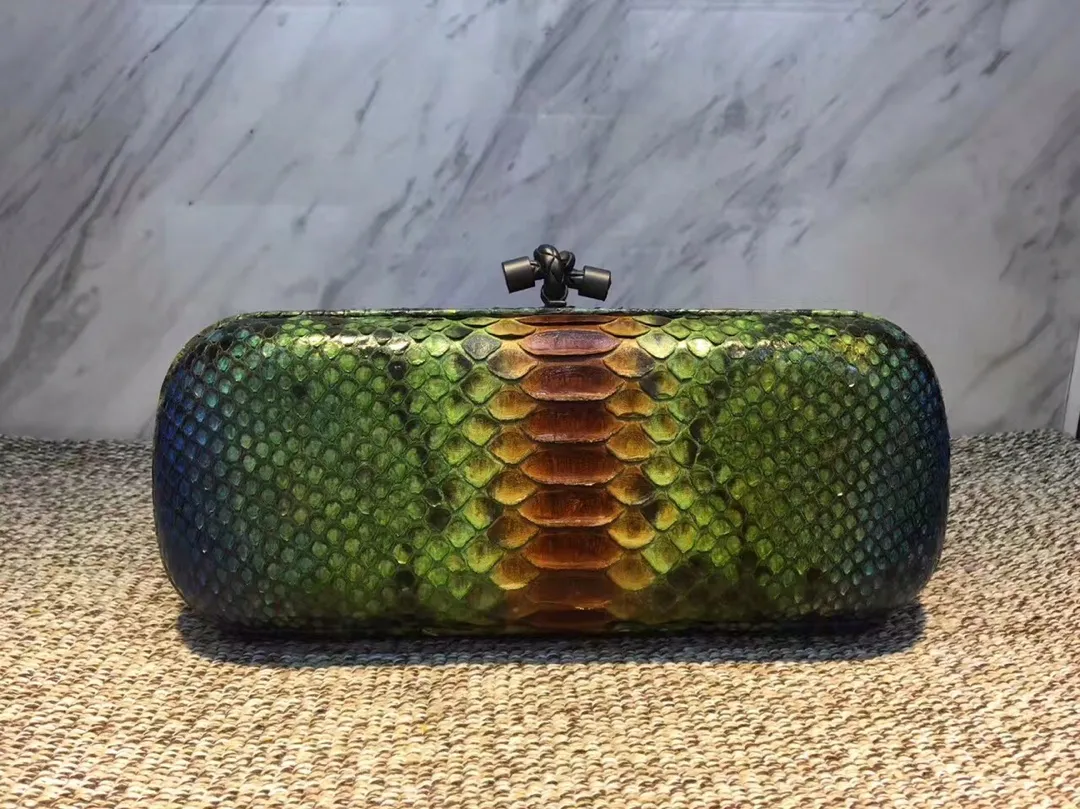 🔥🔥Model No. 8651🔥🔥This elegant clutch bag is one of the most popular handbags in woven bags. It is an interpretation of a classic design that was reintroduced in 2001. Since its launch, the Knot clutch has exhibited exquisite craftsmanship and integrated different styles from low-key to flamboyant. Each new Knot product demonstrates the irresistible and timeless charm of this classic handbag. This luxurious handbag features the signature braided rope buckle and is crafted from rare yellow-ringed forest snake and water snake skins. More charming and luxurious texture. Size Large 25cm